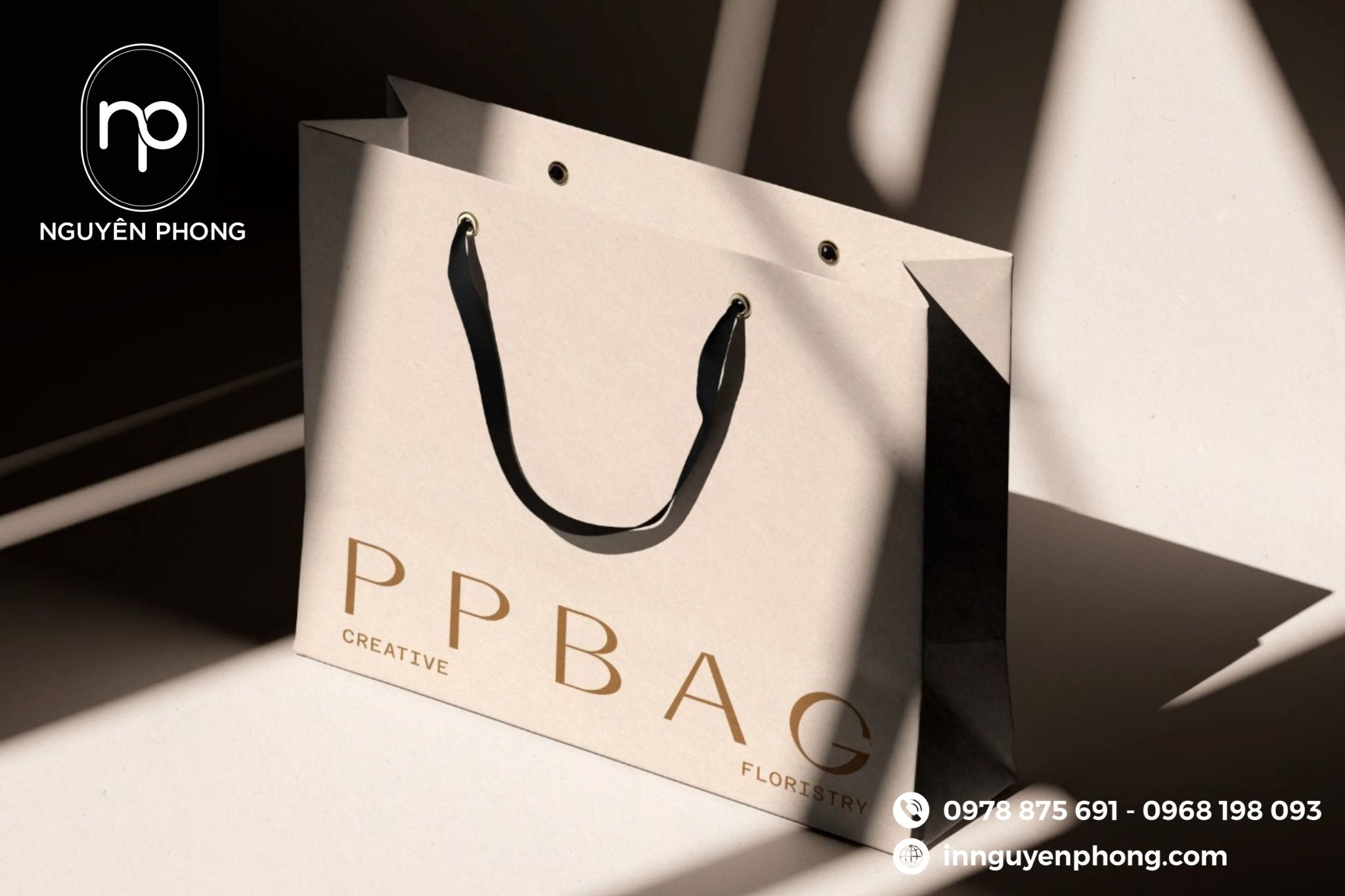 Mẫu túi giấy đựng áo dài hiện đại 